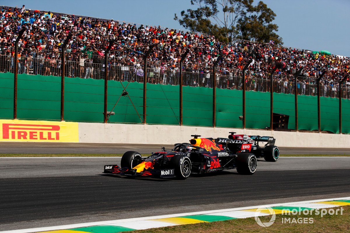 Max Verstappen, Red Bull Racing RB16B, lucha con Lewis Hamilton, Mercedes W12