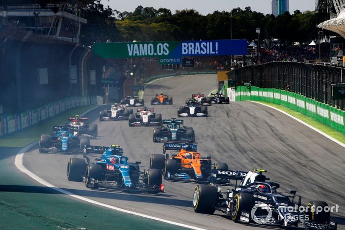 Pierre Gasly, AlphaTauri AT02, Esteban Ocon, Alpine A521, Daniel Ricciardo, McLaren MCL35M, y el resto de la parrilla tras el coche de seguridad