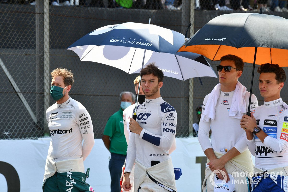 Sebastian Vettel, Aston Martin, Pierre Gasly, AlphaTauri, George Russell, Williams, y Lando Norris, McLaren, en la parrilla