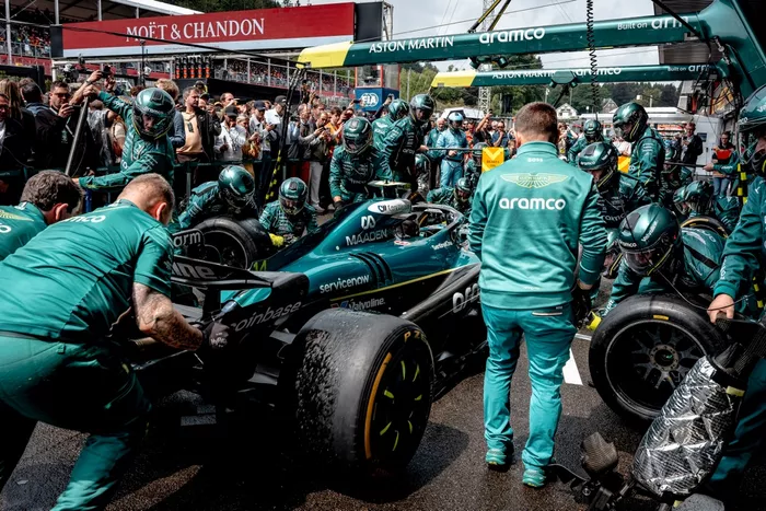 El equipo Aston Martin prueba la parada en boxes durante el Gran Premio Moet & Chandon de Bélgica 2025 de Fórmula 1 en el Circuito Spa Francorchamps en Spa, Bélgica, el 27 de julio de 2025. (Foto de Marcel van Dorst / EYE4images/NurPhoto vía Getty Ima