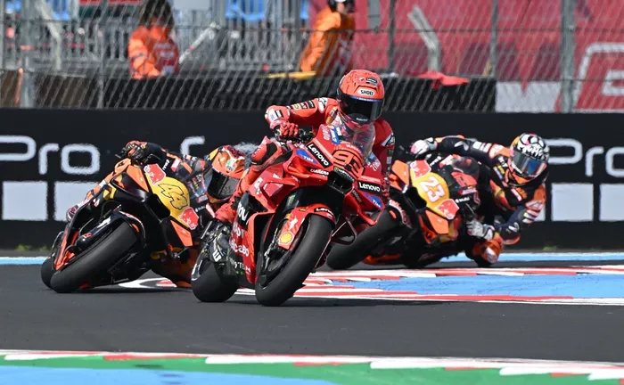 Enea Bastianini, Red Bull KTM Tech 3, Marc Marquez, Ducati Team