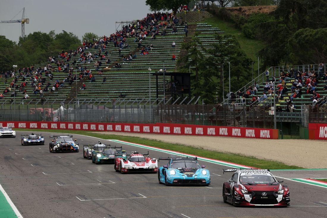 #78 Akkodis ASP Team Lexus RC F LMGT3: Arnold Robin, Finn Gehrsitz, Esteban Masson, #92 Manthey 1St Phorm Porsche 911 GT3 R LMGT3: Ryan Hardwick, Riccardo Pera, Richard Lietz