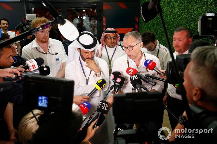 Mohammed bin Sulayem, Presidente de la FIA, y Stefano Domenicali, Director General de la Fórmula 1, celebran una conferencia de prensa para confirmar que el evento seguirá adelante tras el ataque con misiles a Jeddah