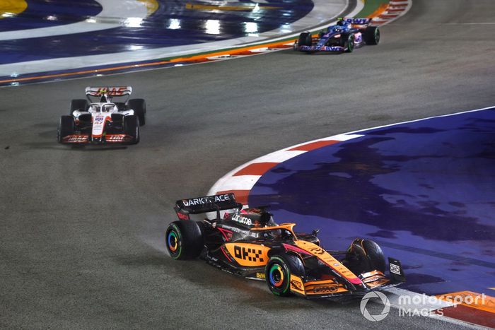 Daniel Ricciardo, McLaren MCL36 Mick Schumacher, Haas VF-22