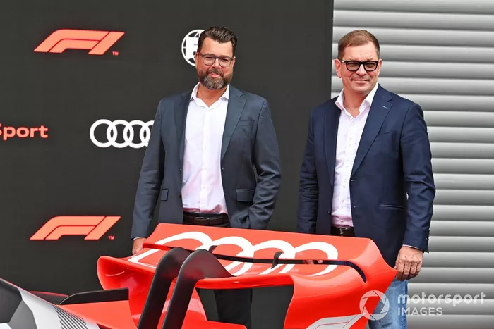 Oliver Hoffmann, Jefe de Desarrollo Técnico de Audi Sport GmbH, con Markus Duesmann, Presidente del Consejo de Administración de Audi AG