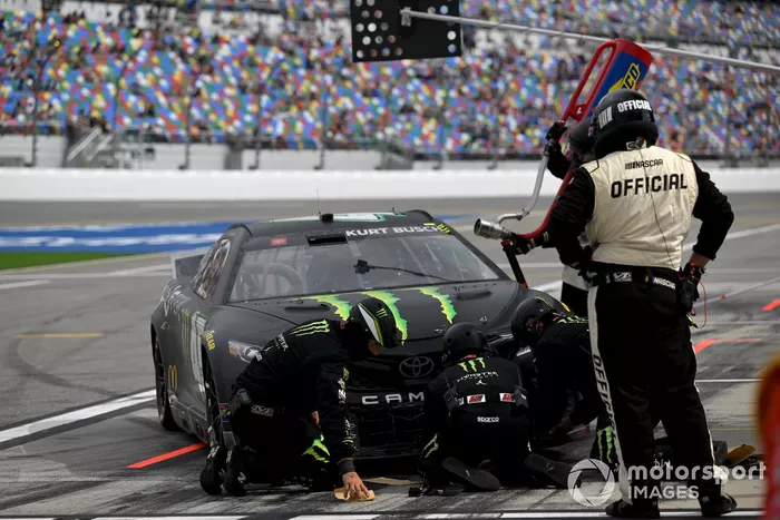 Ty Gibbs, 23XI Racing, Monster Energy Toyota Camry, pit stop