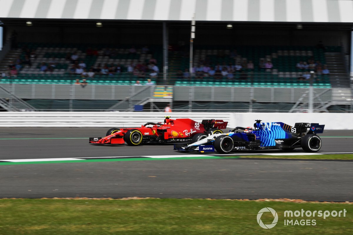 George Russell, Williams FW43B, passa Carlos Sainz Jr., Ferrari SF21