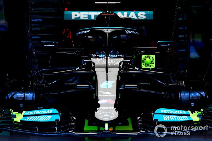 El coche de Lewis Hamilton, Mercedes W12, en el garaje