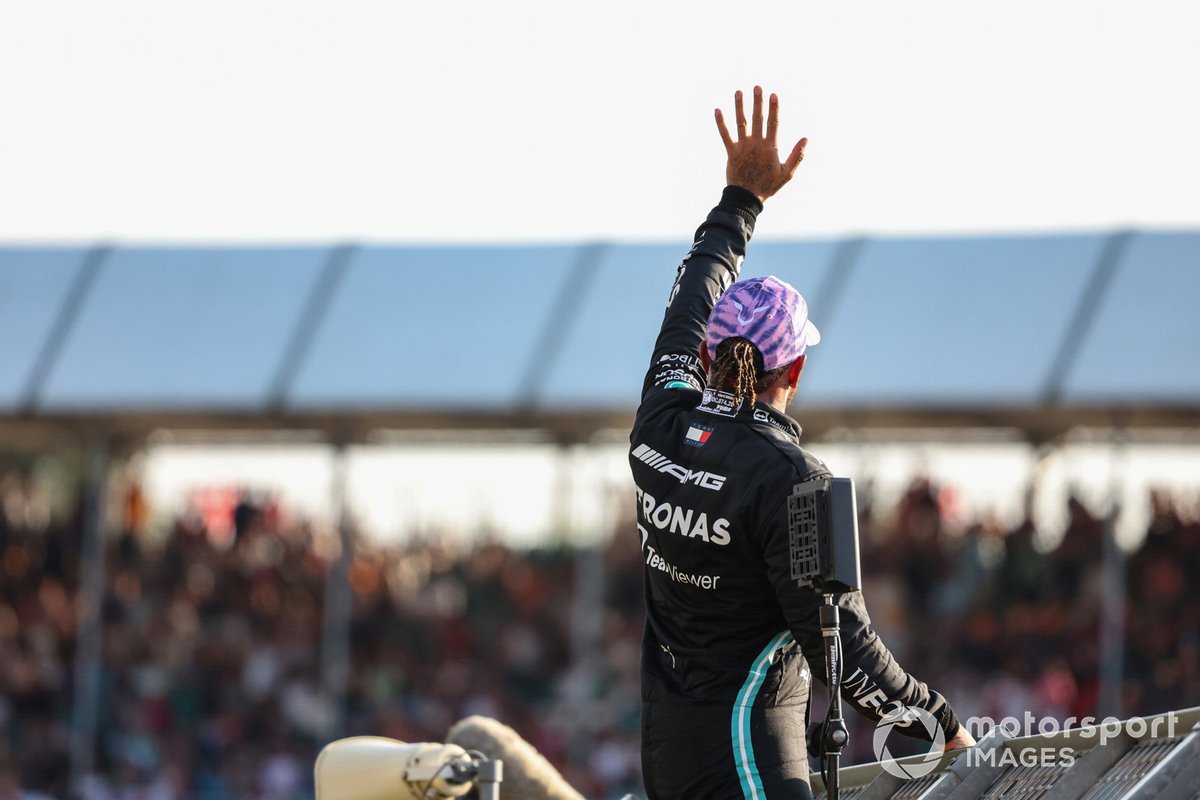 Pole man Lewis Hamilton, Mercedes, si arrampica sulla recinzione per salutare i fan