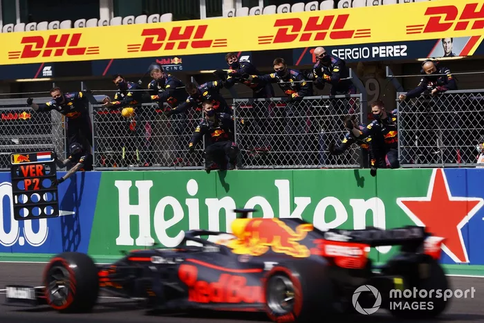Max Verstappen, Red Bull Racing RB16B, 2ª posición, pasa con su equipo por el muro de boxes al final de la carrera