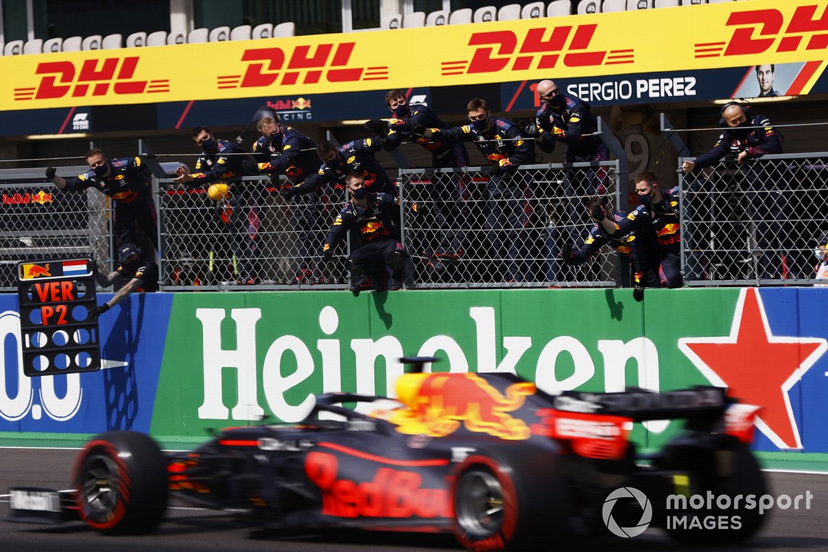 Max Verstappen, Red Bull Racing RB16B, 2ª posición, pasa con su equipo por el muro de boxes al final de la carrera