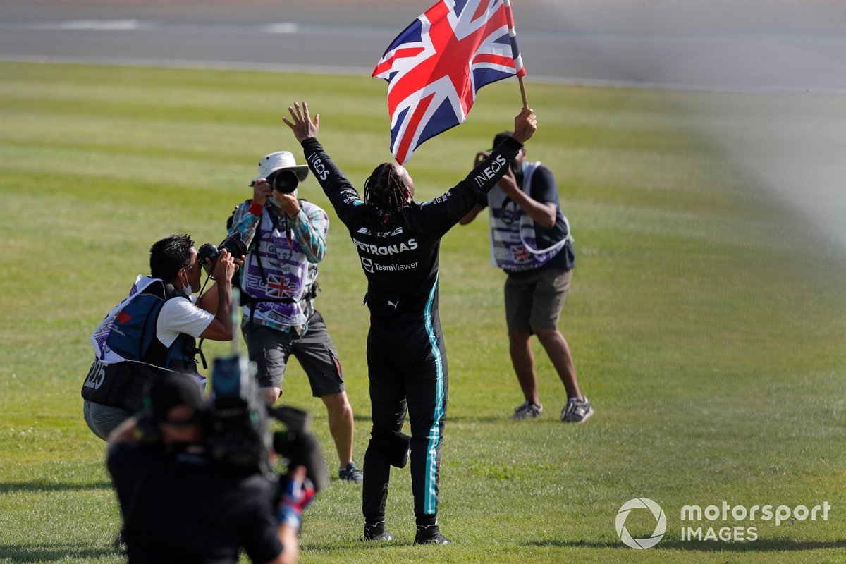 Lewis Hamilton, Mercedes, primo classificato, festeggia con la bandiera della Gran Bretagna