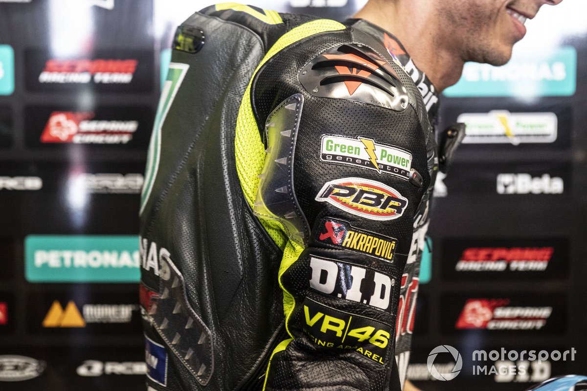 Valentino Rossi, Petronas Yamaha SRT, aerodynamische vinnetjes op zijn pak