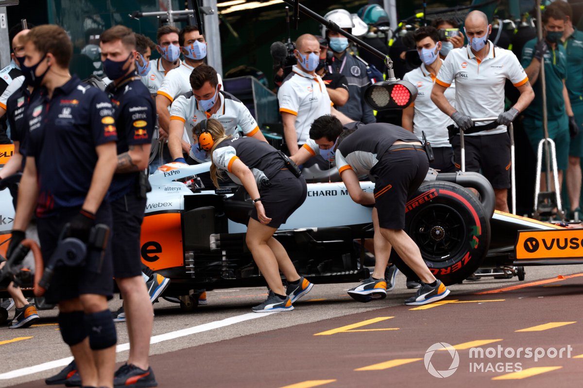 Lando Norris, McLaren MCL35M, torna in garage