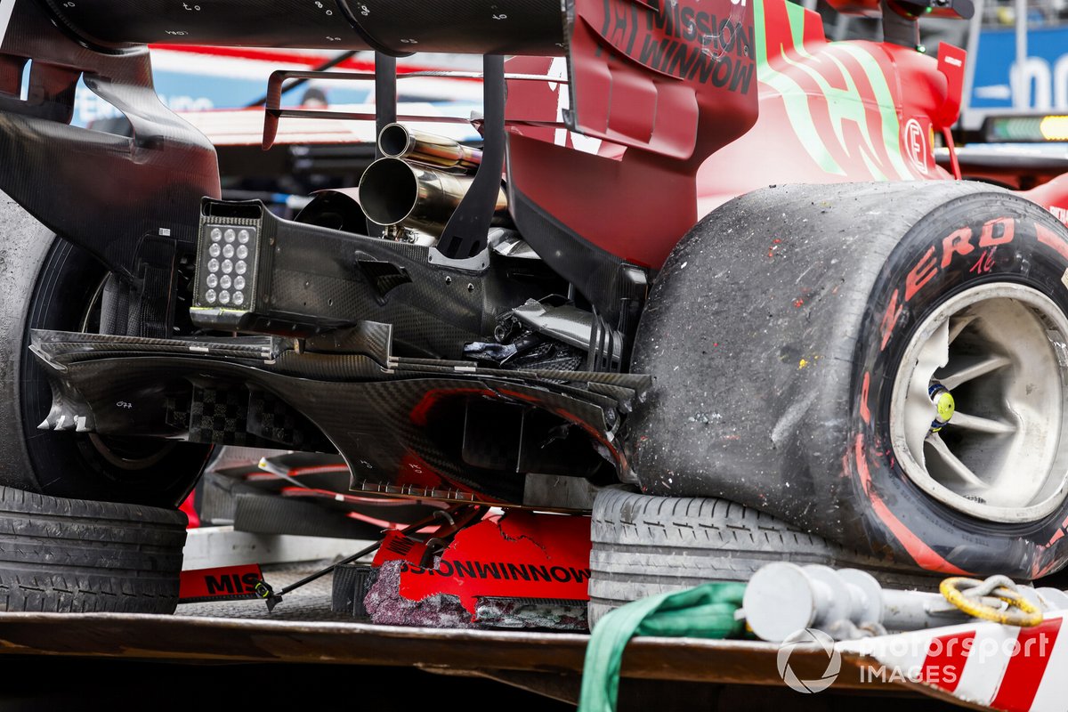 Auto danneggiata di Charles Leclerc, Ferrari SF21, su un camion