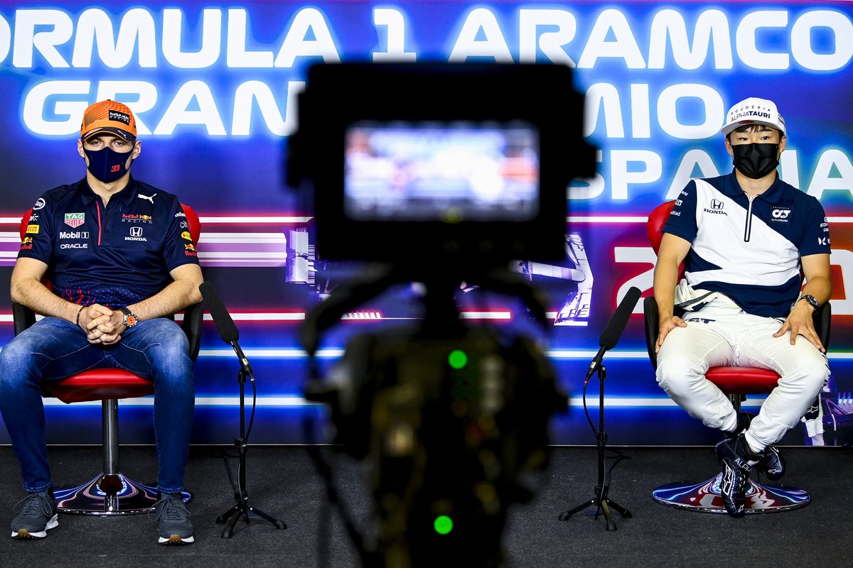 Max Verstappen, Red Bull Racing, Yuki Tsunoda, AlphaTauri en la conferencia de prensa