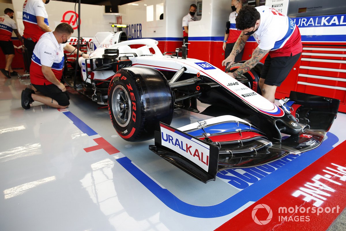 El Haas de Mick Schumacher en el box