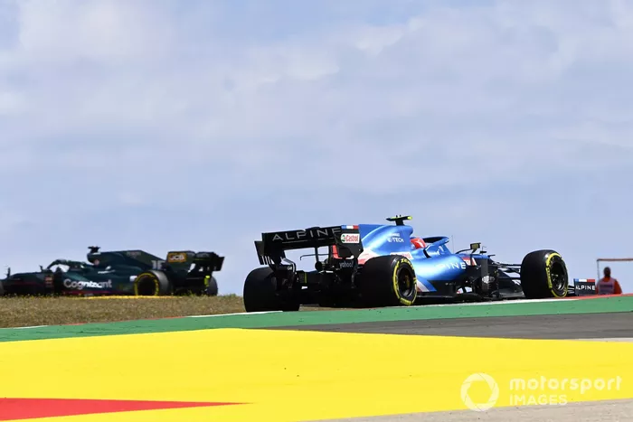 Lance Stroll, Aston Martin AMR21, Esteban Ocon, Alpine A521