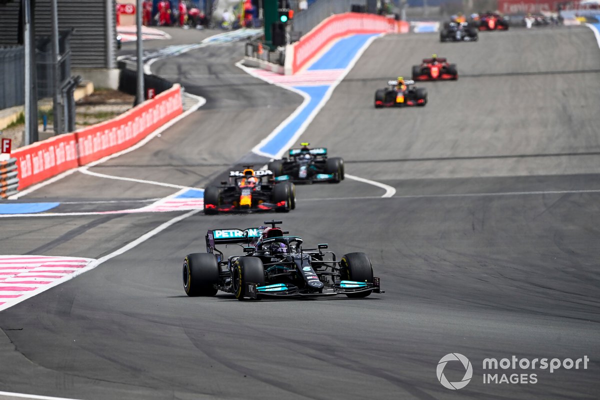 Lewis Hamilton, Mercedes W12, Max Verstappen, Red Bull Racing RB16B, e Valtteri Bottas, Mercedes W12