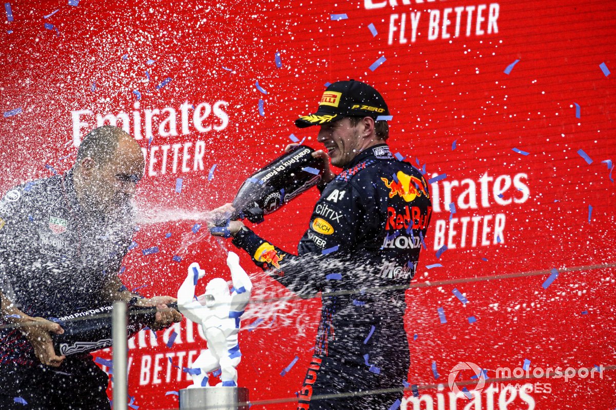 Max Verstappen, Red Bull Racing, 1° classificato, e Gianpiero Lambiase, ingegnere di pista, Red Bull Racing, sul podio