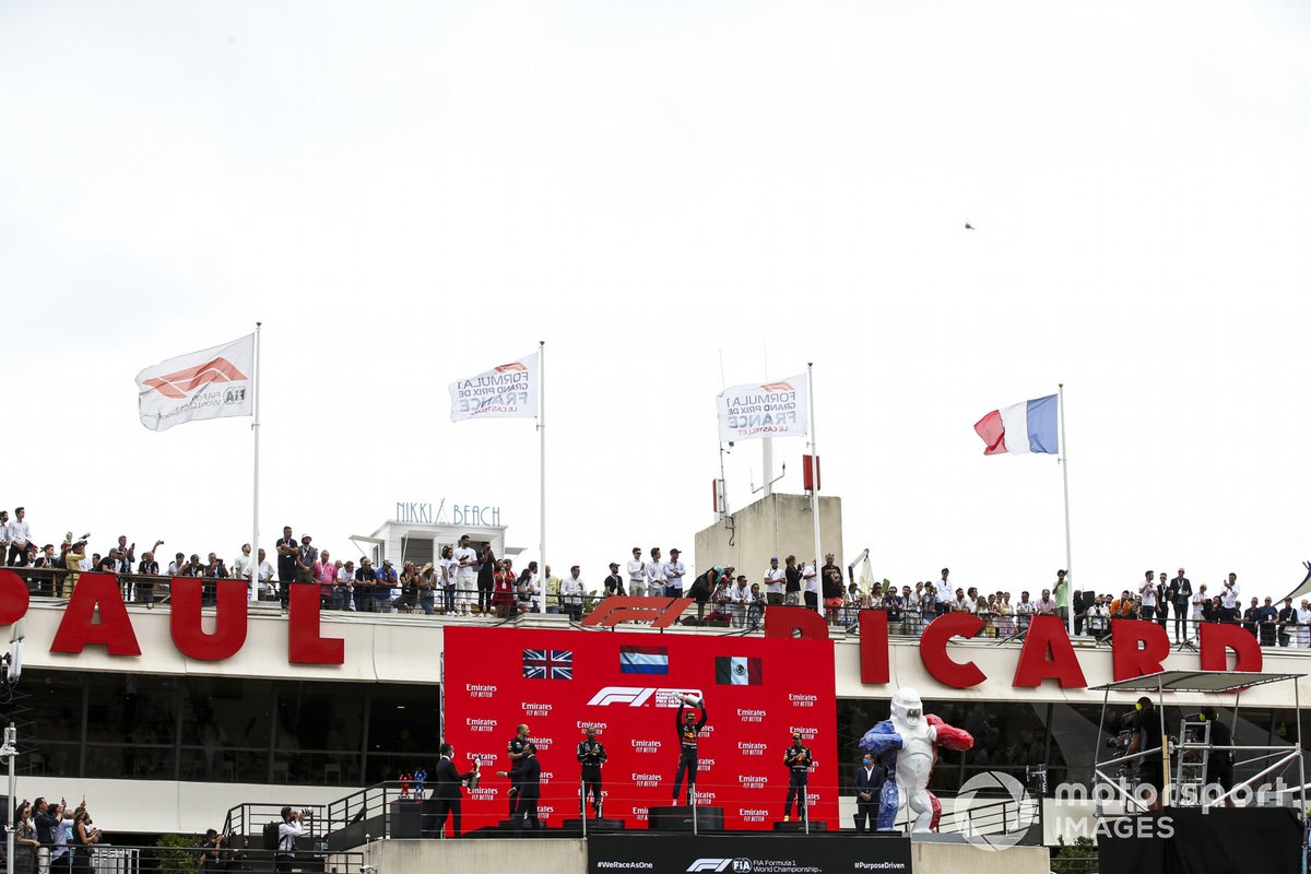 Podio: segundo lugar Lewis Hamilton, Mercedes, Gianpiero Lambiase, ingeniero de carrera de Red Bull Racing, ganador Max Verstappen, Red Bull Racing, tercer lugar Sergio Pérez, Red Bull Racing