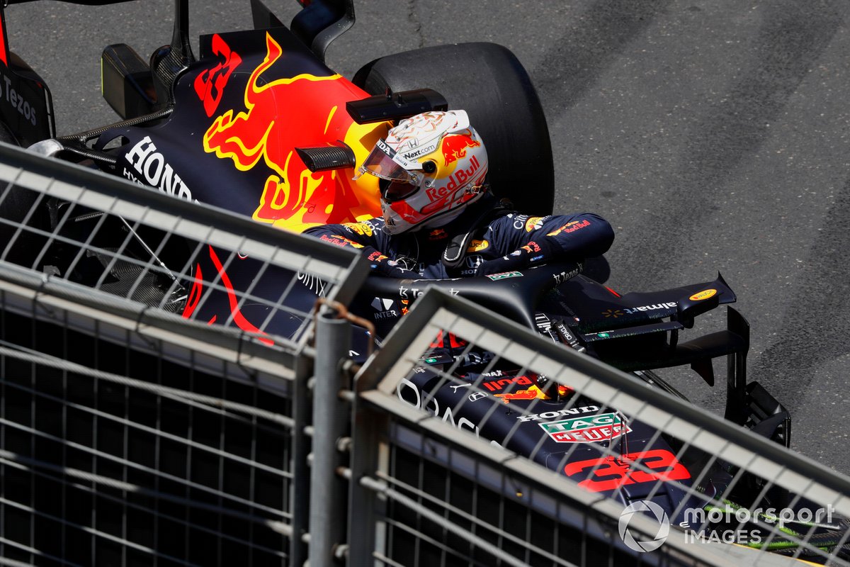 Max Verstappen, Red Bull Racing RB16B, tras su accidente