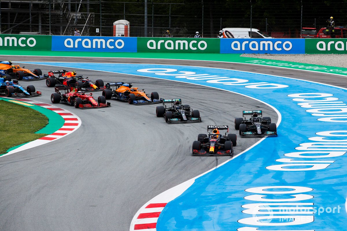 Max Verstappen, Red Bull Racing RB16B, Lewis Hamilton, Mercedes W12, Valtteri Bottas, Mercedes W12, Daniel Ricciardo, McLaren MCL35M, Charles Leclerc, Ferrari SF21, y el resto del pelotón