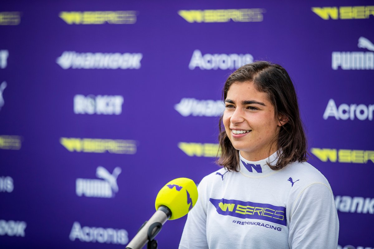 Jamie Chadwick parla con la stampa