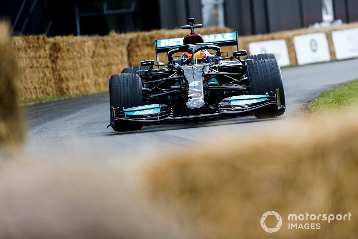 Esteban Gutiérrez au volant de la Mercedes-Benz F1 W10 EQ Power + (2019)