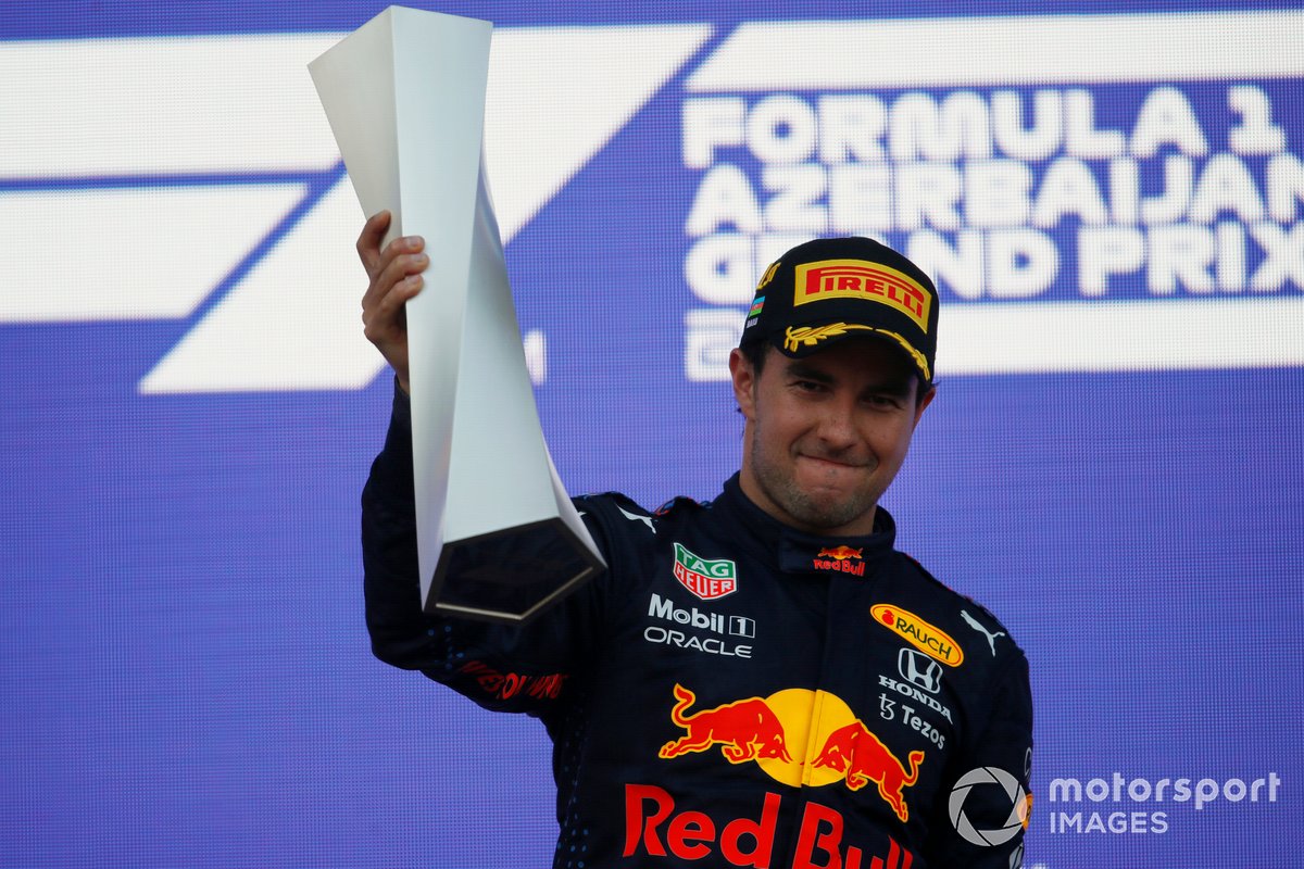 Podio: ganador de la carrera Sergio Pérez, Red Bull Racing