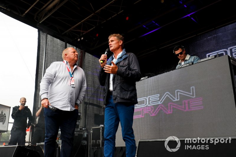 David Coulthard en el escenario en la sesión de firma de autógrafos de los pilotos