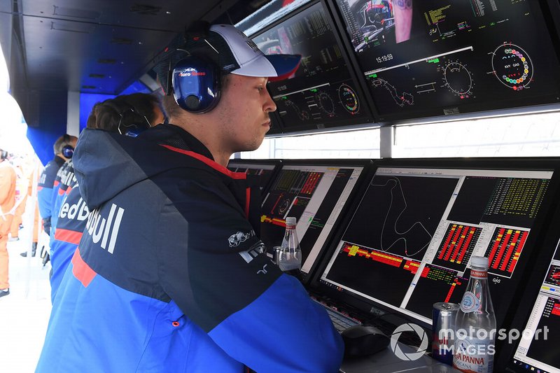 Daniil Kvyat, Toro Rosso, on the pit wall