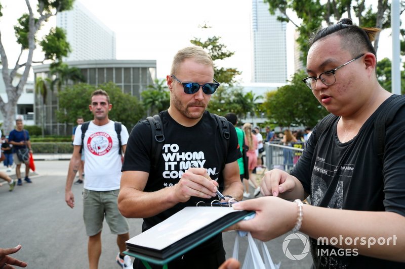 Valtteri Bottas, Mercedes AMG F1 signs an autograph for a fan