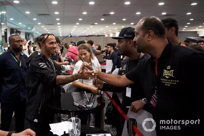 Lewis Hamilton, Mercedes AMG F1 firma un autógrafo para un aficionado