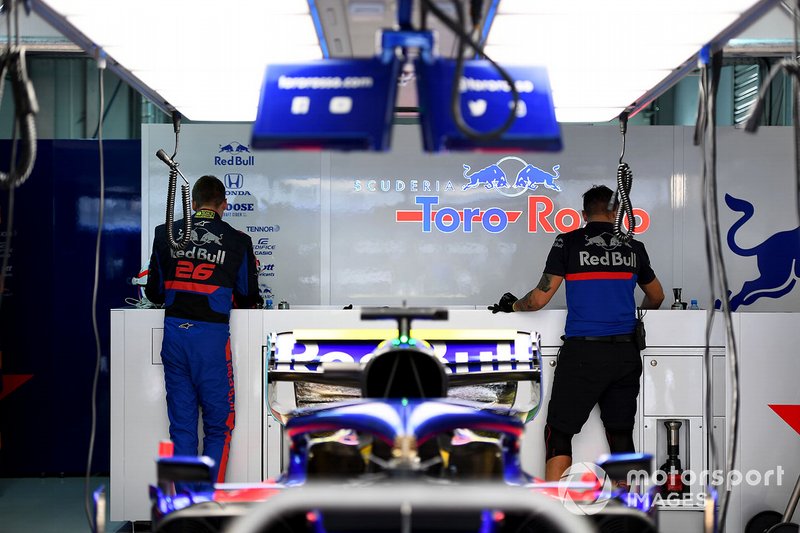 Daniil Kvyat, Toro Rosso, in the garage