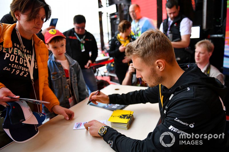 Sergey Sirotkin, Renault, meets fans