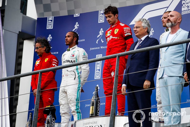 Podio: Laurent Mekies, Director deportivo Ferrari, segundo lugar Lewis Hamilton, Mercedes AMG F1, ganador de la carrera Charles Leclerc, Ferrari, y el tercer lugar Valtteri Bottas, Mercedes AMG F1