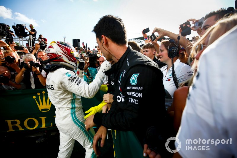 Ganador de la carrera Lewis Hamilton, Mercedes AMG F1 celebra en Parc Ferme