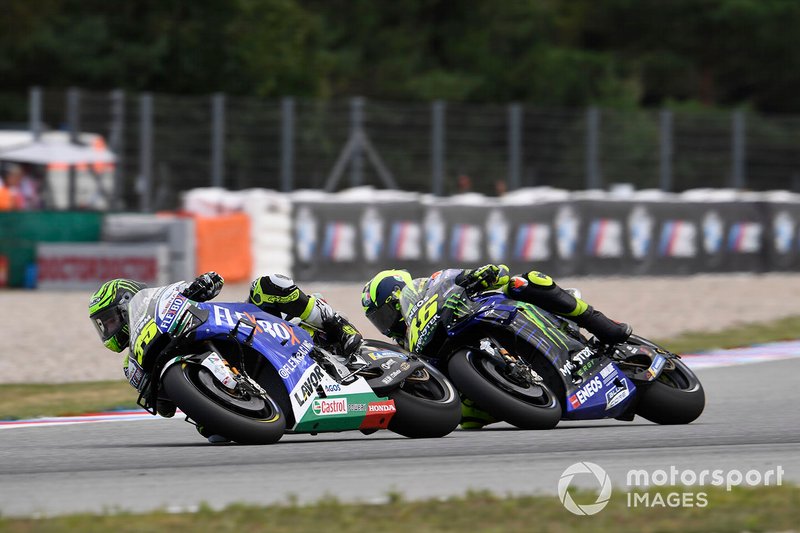 Cal Crutchlow devant Valentino Rossi