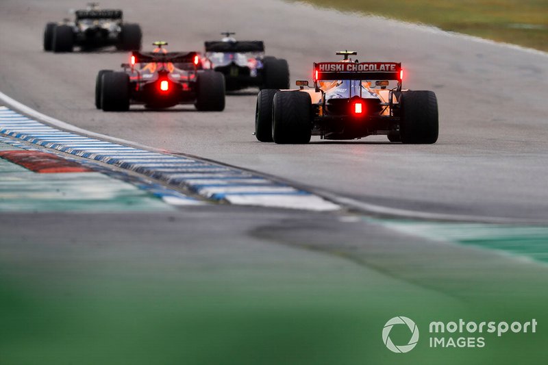 Pierre Gasly, Red Bull Racing RB15, precede Lando Norris, McLaren MCL34
