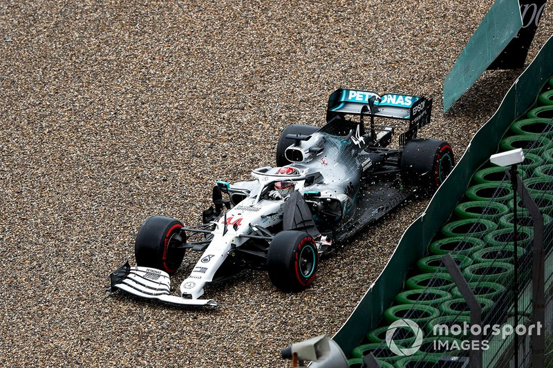 Lewis Hamilton, Mercedes AMG F1 W10 choca contra el muro