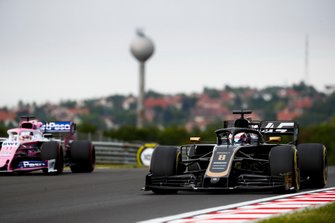 Romain Grosjean, Haas F1 Team VF-19, Sergio Perez, Racing Point RP19