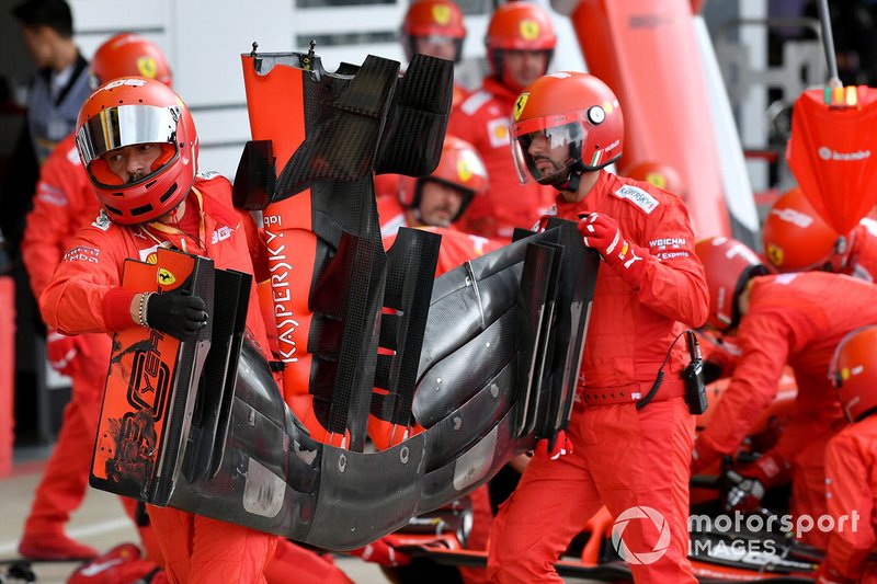 Il team Ferrari cambia l'ala frontale sull'auto di Sebastian Vettel, Ferrari SF90