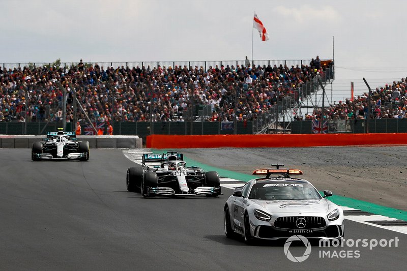 Lewis Hamilton, Mercedes AMG F1 W10 e Valtteri Bottas, Mercedes AMG W10, dietro alla Safety Car
