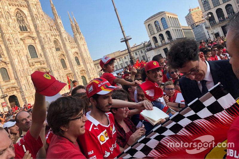 Mattia Binotto firma autógrafos