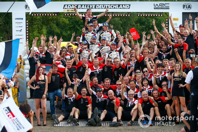 Podio: Il vincitore Ott Tänak, Martin Järveoja, Toyota Gazoo Racing WRT Toyota Yaris WRC. secondo classificato Kris Meeke, Sebastian Marshall, Toyota Gazoo Racing WRT Toyota Yaris WRC, terzo classificato Jari-Matti Latvala, Miikka Anttila, Toyota Gazoo Racing WRT Toyota Yaris WRC con il team