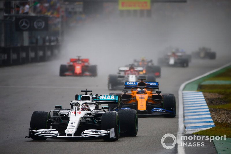 Lewis Hamilton, Mercedes AMG F1 W10, Carlos Sainz Jr., McLaren MCL34