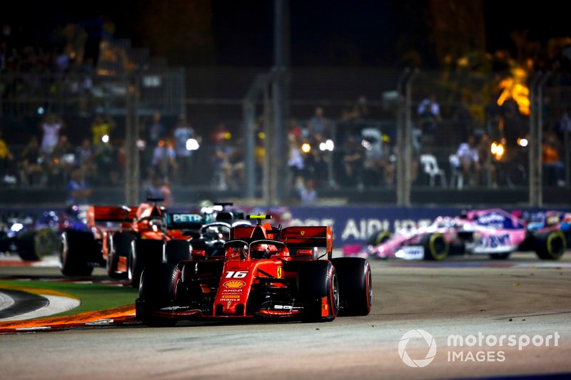 Charles Leclerc, Ferrari SF90, precede Lewis Hamilton, Mercedes AMG F1 W10, Sebastian Vettel, Ferrari SF90, Max Verstappen, Red Bull Racing RB15, e il resto delle auto all'inizio della gara