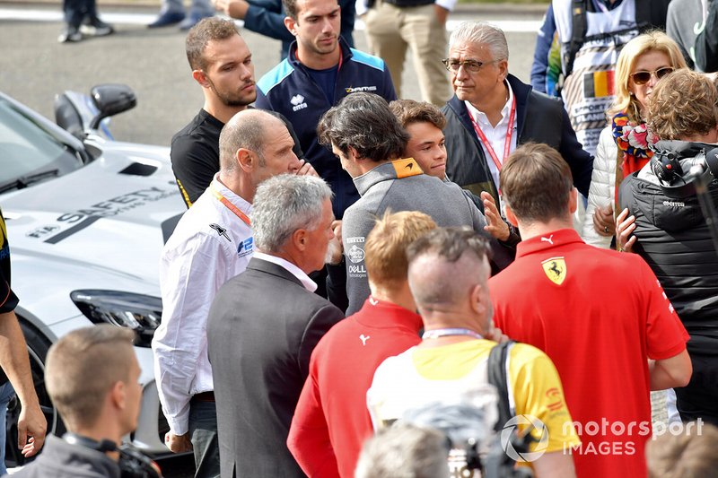 Carlos Sainz Jr, McLaren, consuela a Nyck De Vries, ART Grand Prix en el memorial de Anthoine Hubert