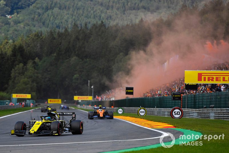 Daniel Ricciardo, Renault F1 Team R.S.19, al frente de Lando Norris, McLaren MCL34, en la vuelta de formación